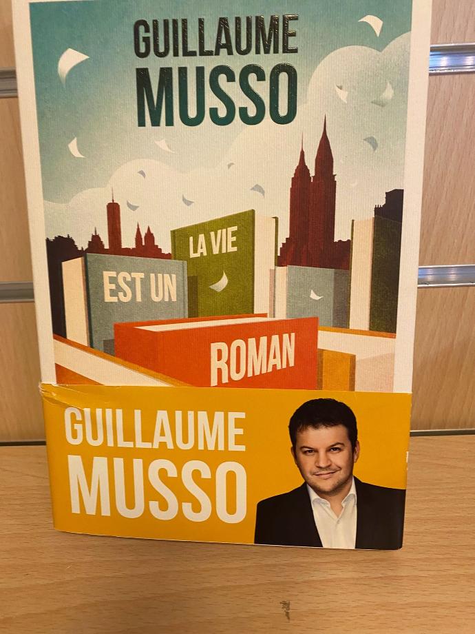 Musso/ La vie est un roman (LI48)